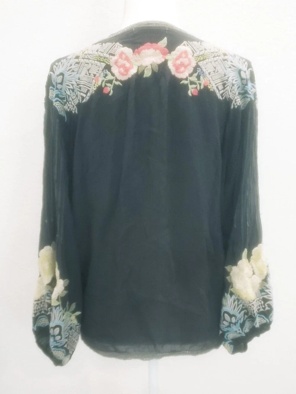 Johnny Was Gray Floral Embroidered Boho Blouse Size Medium - Picture 5 of 7